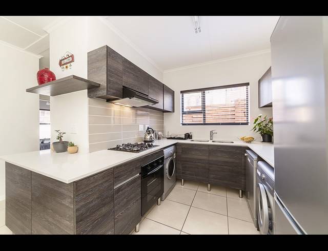 3 BEDROOM APARTMENT TO LET IN OLIVEDALE